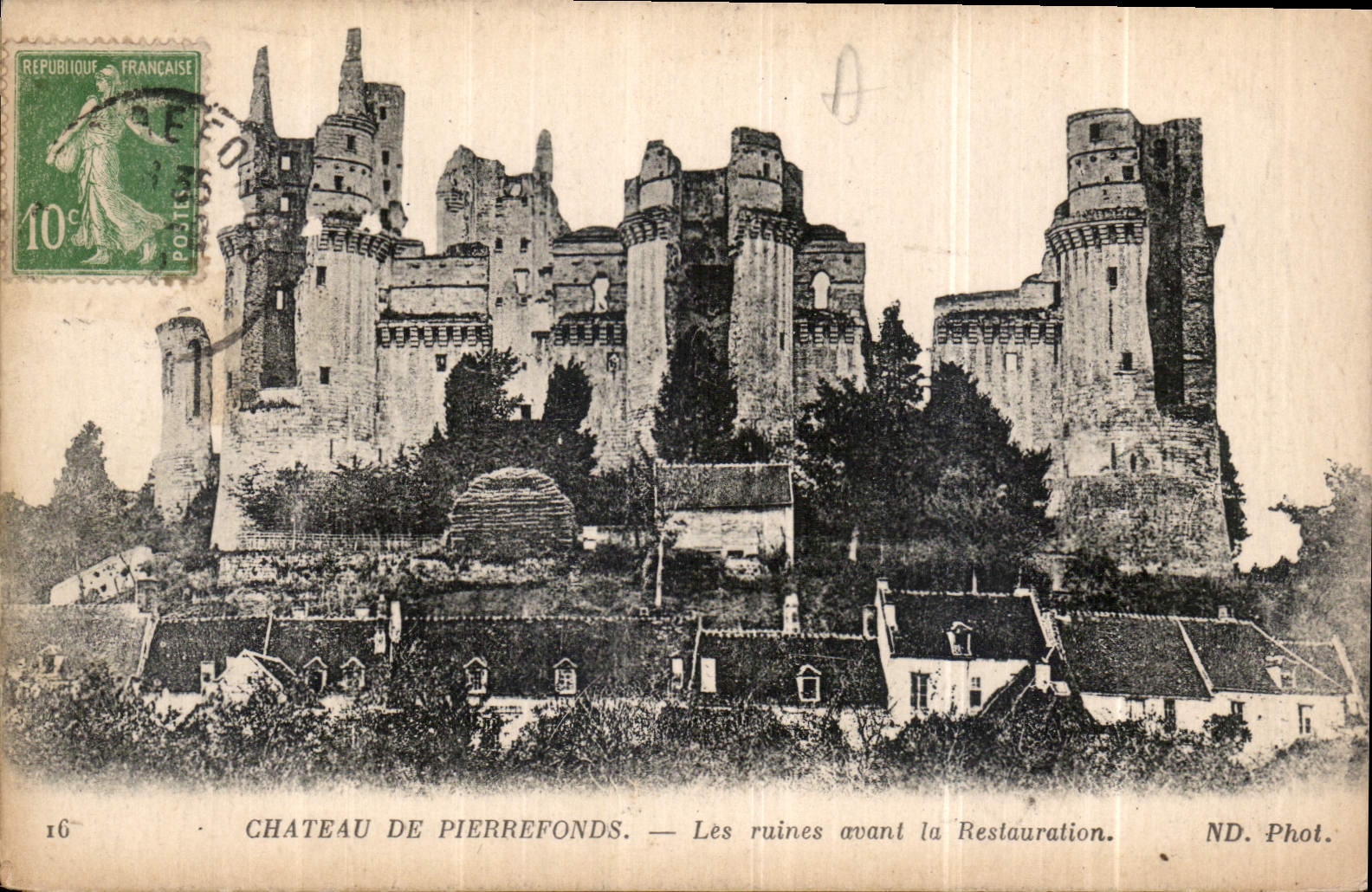 Château de Pierrefonds — Les ruines avant la Restauration — ND. Phot.