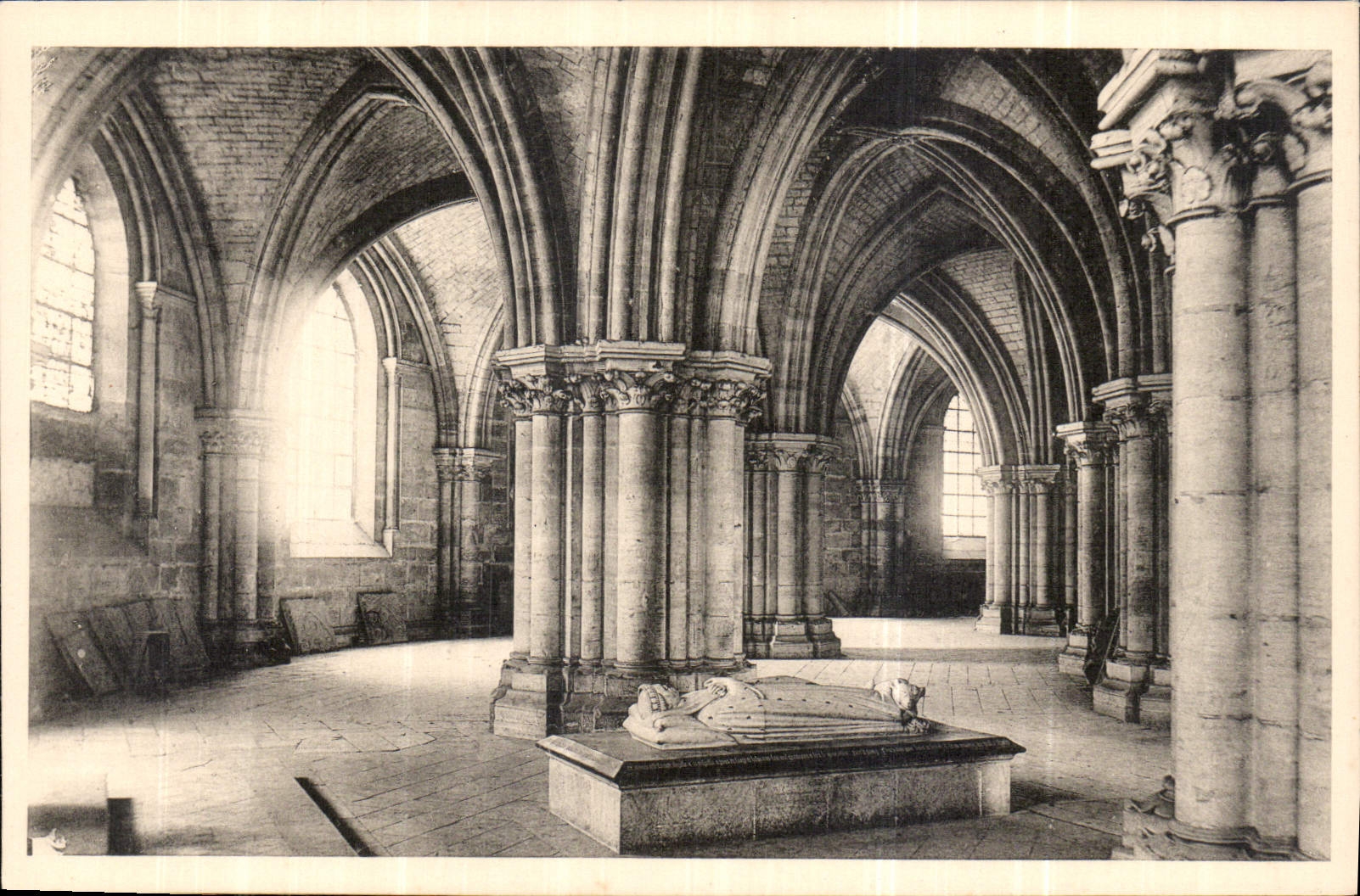 CPA Cathedrale de Bourges La Crypte Tombeau du Duc Jean de Berry 
