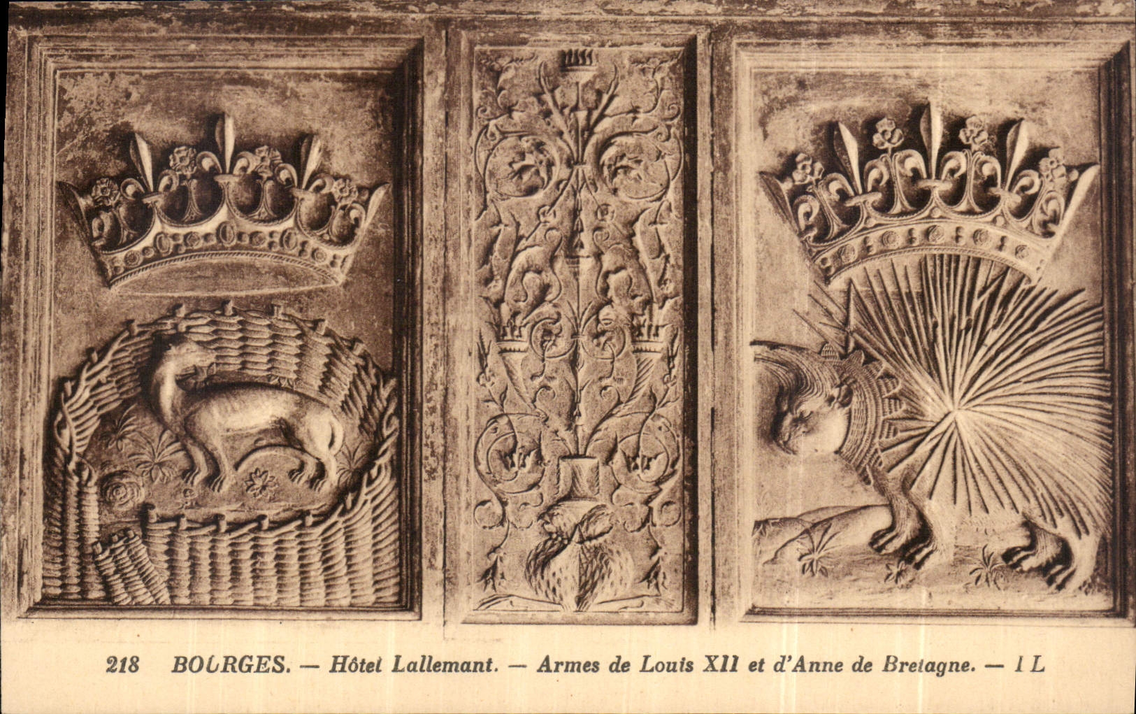 CPA Bourges Hotel Lallemant Armes de Louis XII et d'Anne de Bretagne 
