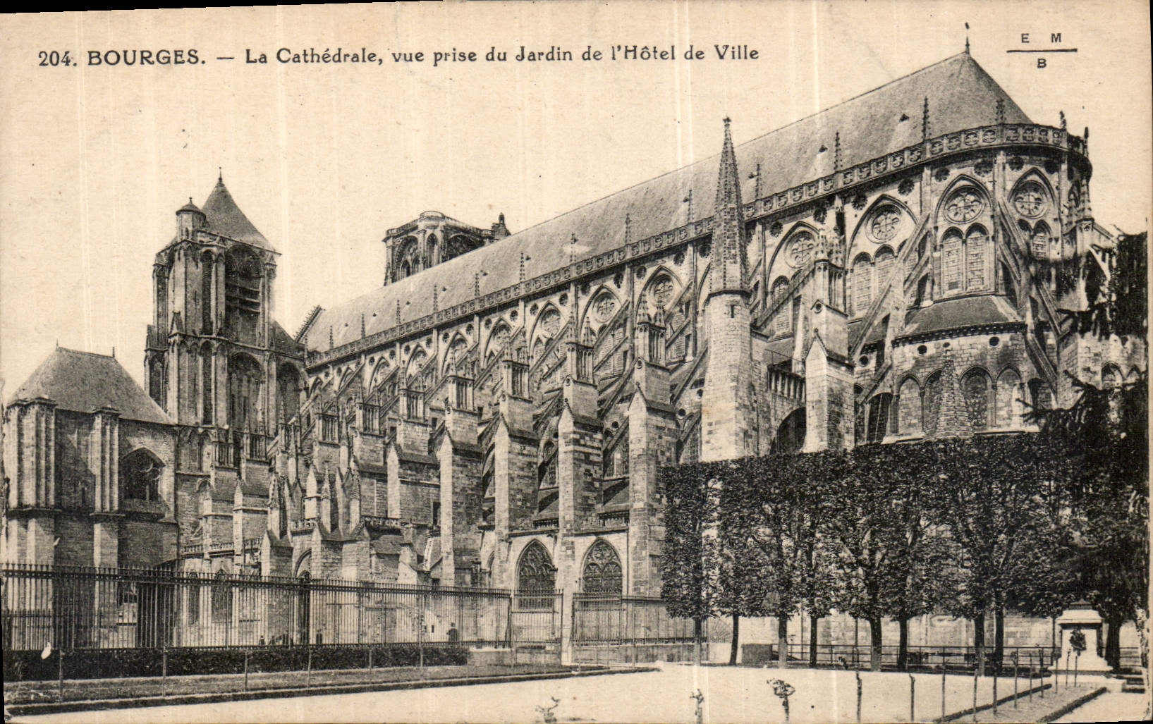 CPA Bourges La Cathedrale vue prise du Jardin de l'Hotel de Ville 