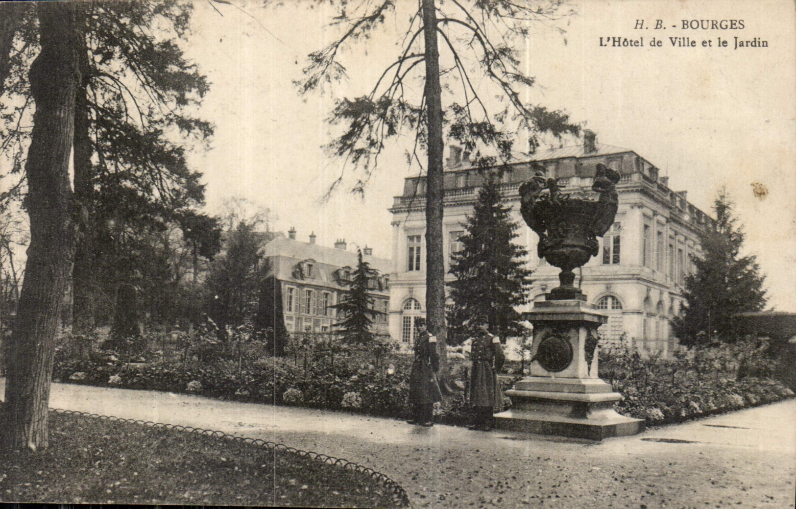 CPA H B Bourges L'Hotel de Ville et le Jardin 