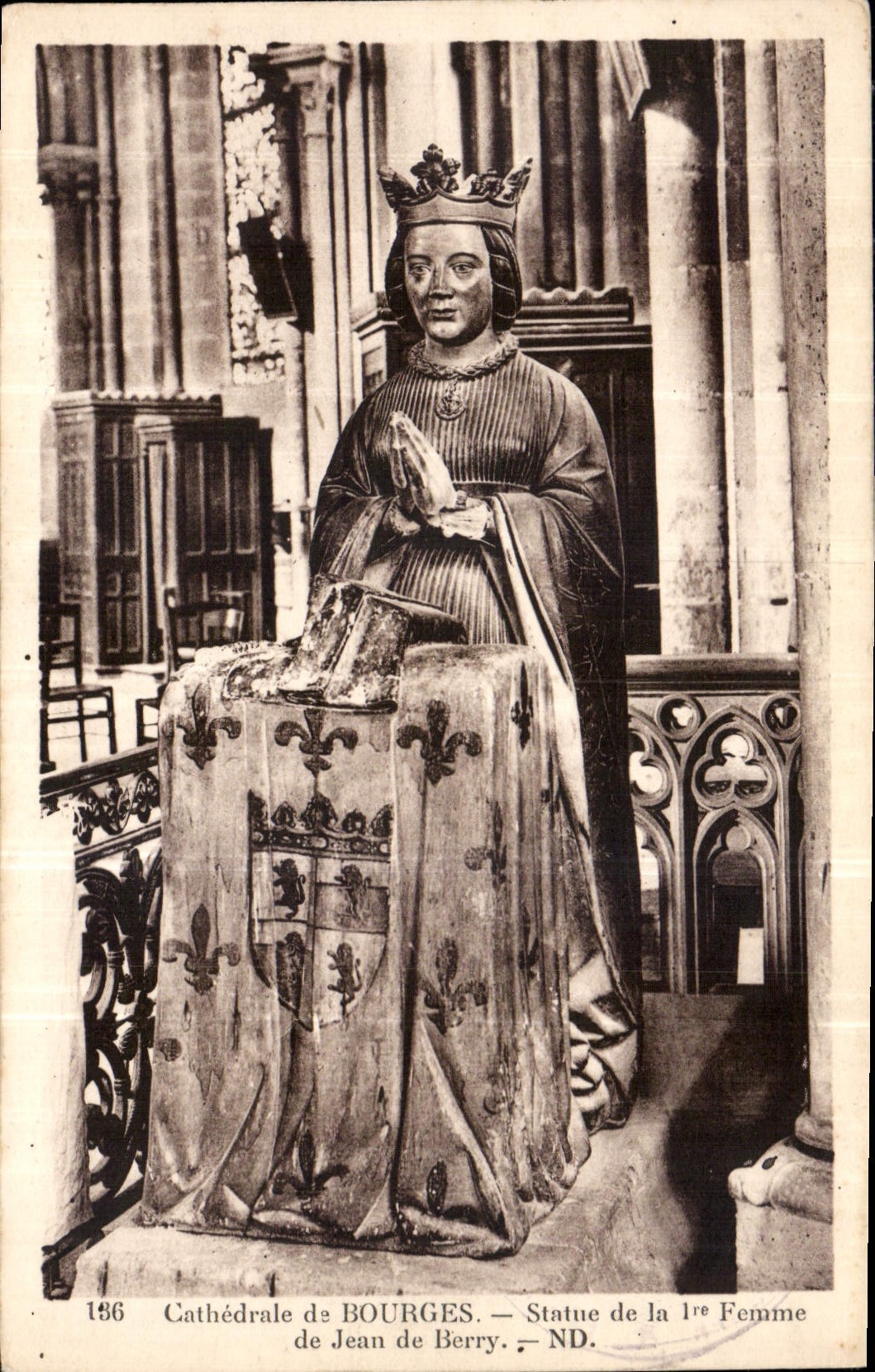 CPA Cathedrale de Bourges Statue de la I ere Femme de Jean de Berry 