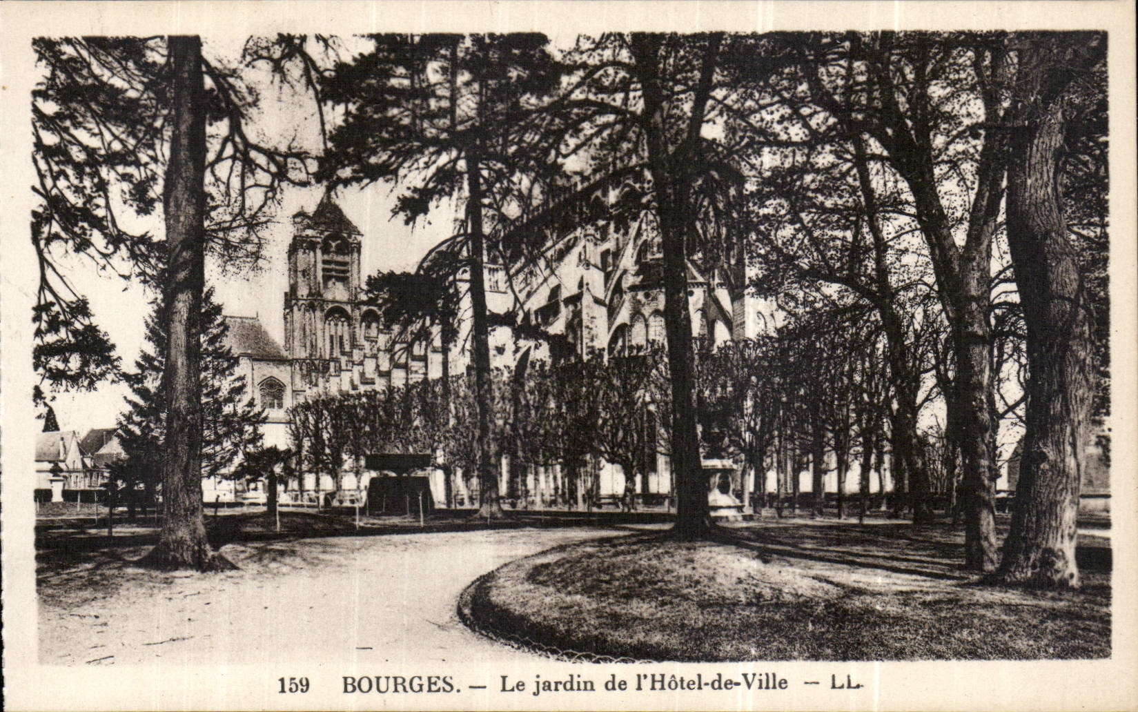 CPA Bourges Le jardin de l'Hotel de Ville 