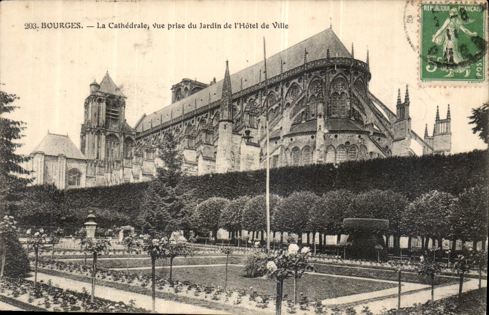 CPA Bourges La Cathedrale vue prise du jardin de l'Hotel de Ville 