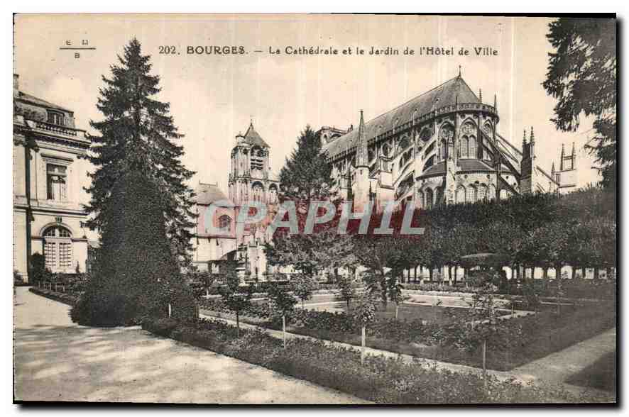 CPA Bourges La Cathedrale et le Jardin de l'Hotel de Ville 