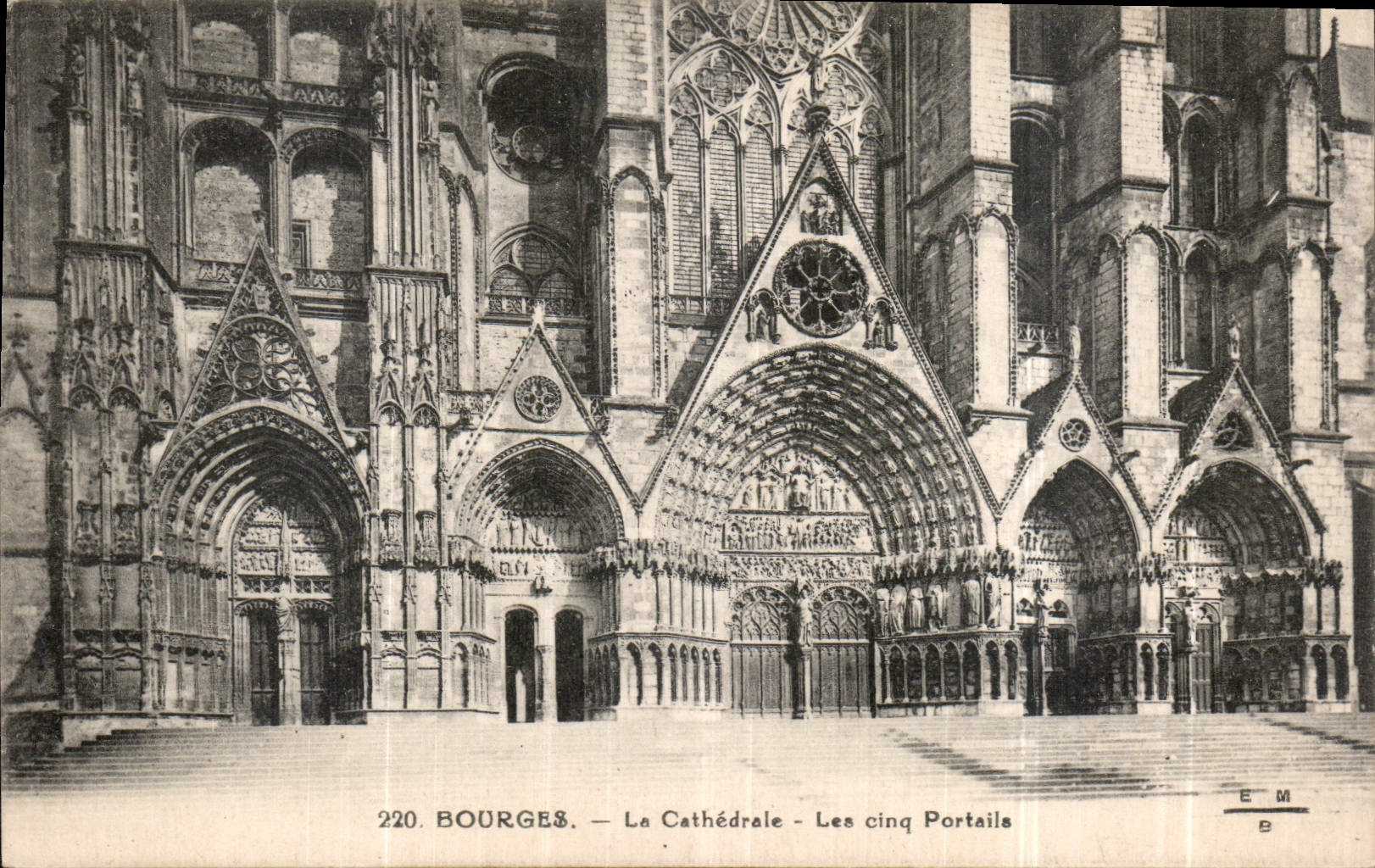 CPA Bourges La Cathedrale Les cinq Portaile 