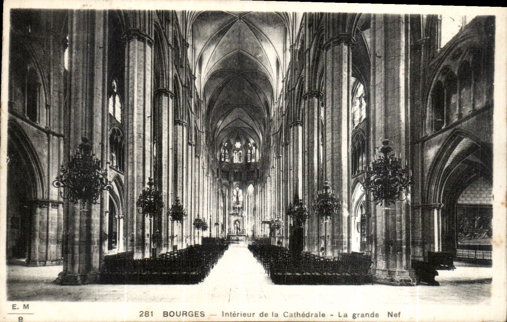 CPA Bourges Interieur de la Cathedrale La grande Nef 