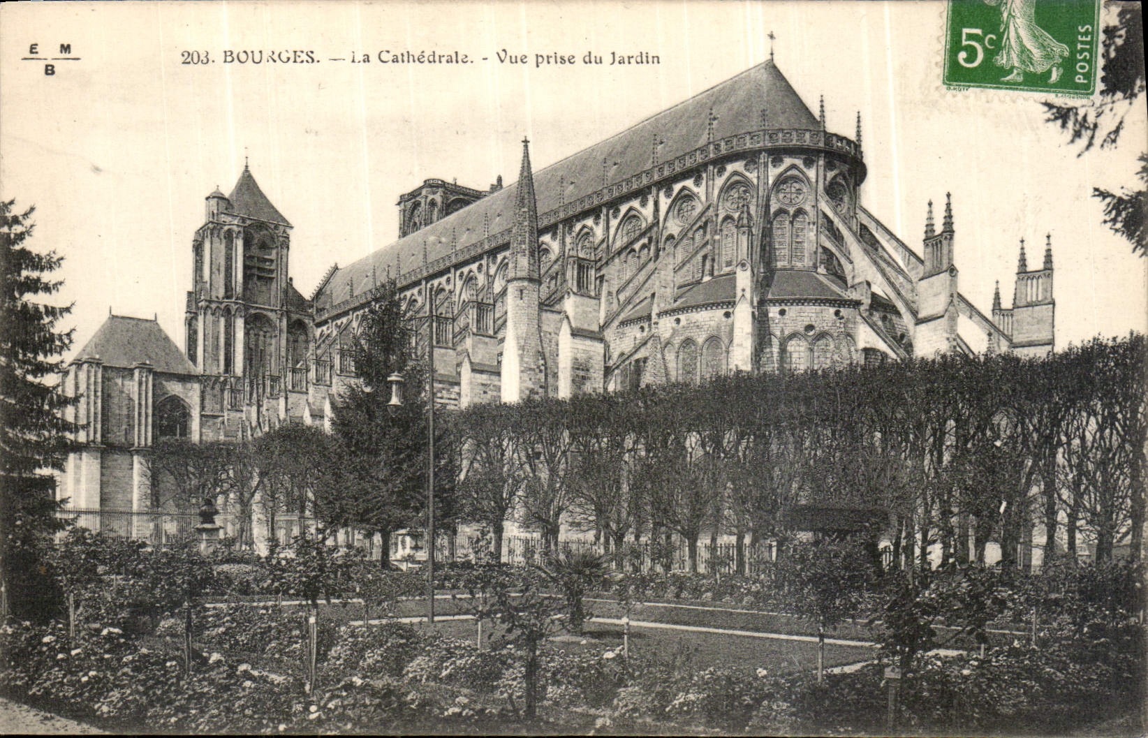 CPA Bourges La Cathedrale Vue prise du Jardin 