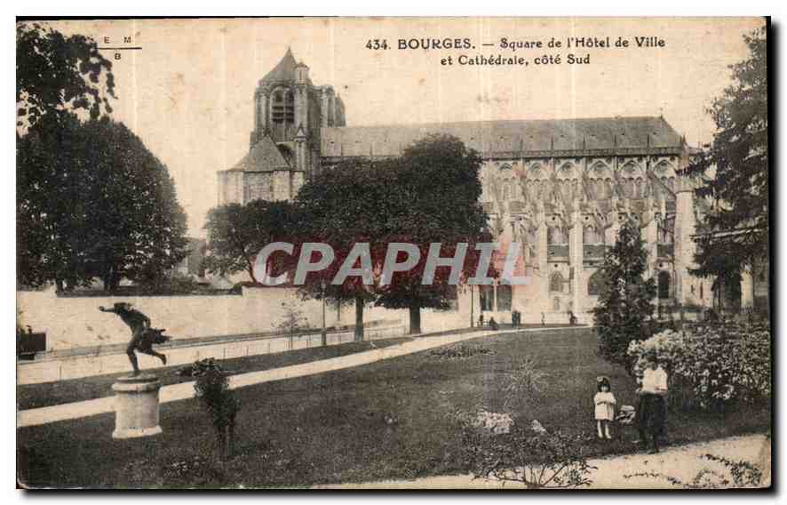 CPA Bourges Square de l'Hotel de Ville et Cathedrale cote Sud 