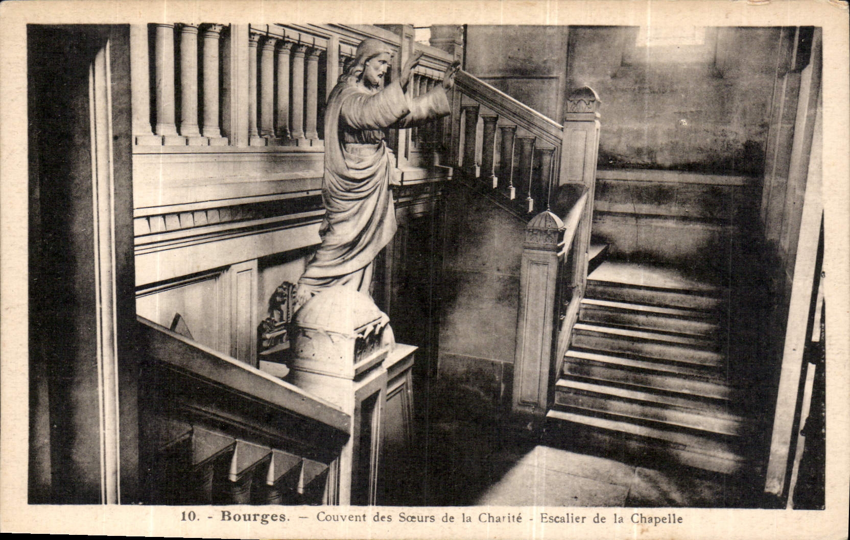 CPA Bourges Couvent des Soeurs de la Charite Escalier de la Chapelle 