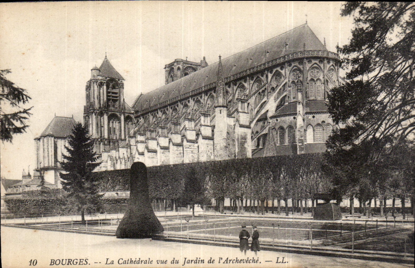CPA Bourges La Cathedrale vue du Jardin de l'Archeveche 