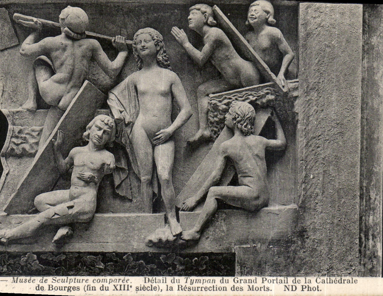CPA Musee de Sculpture compare Detail du Tympan du Grand Portail de la Cathedrale de Bourges la Resu