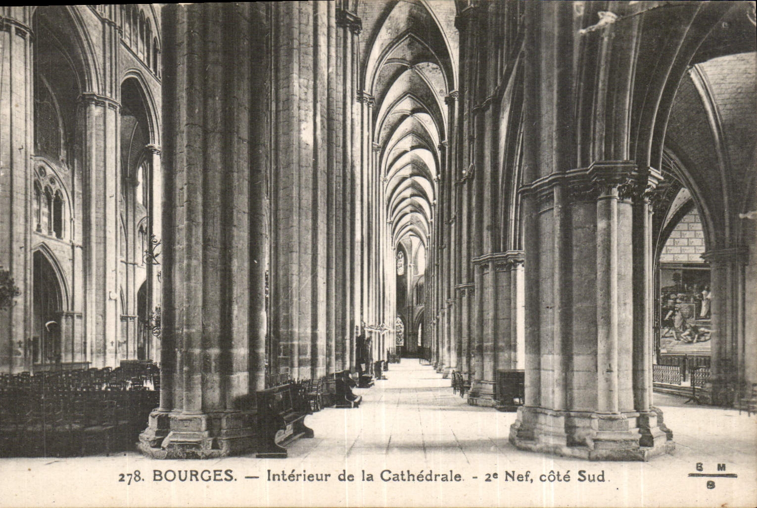 CPA Bourges Interieur de la Cathedrale Nef cote Sud 