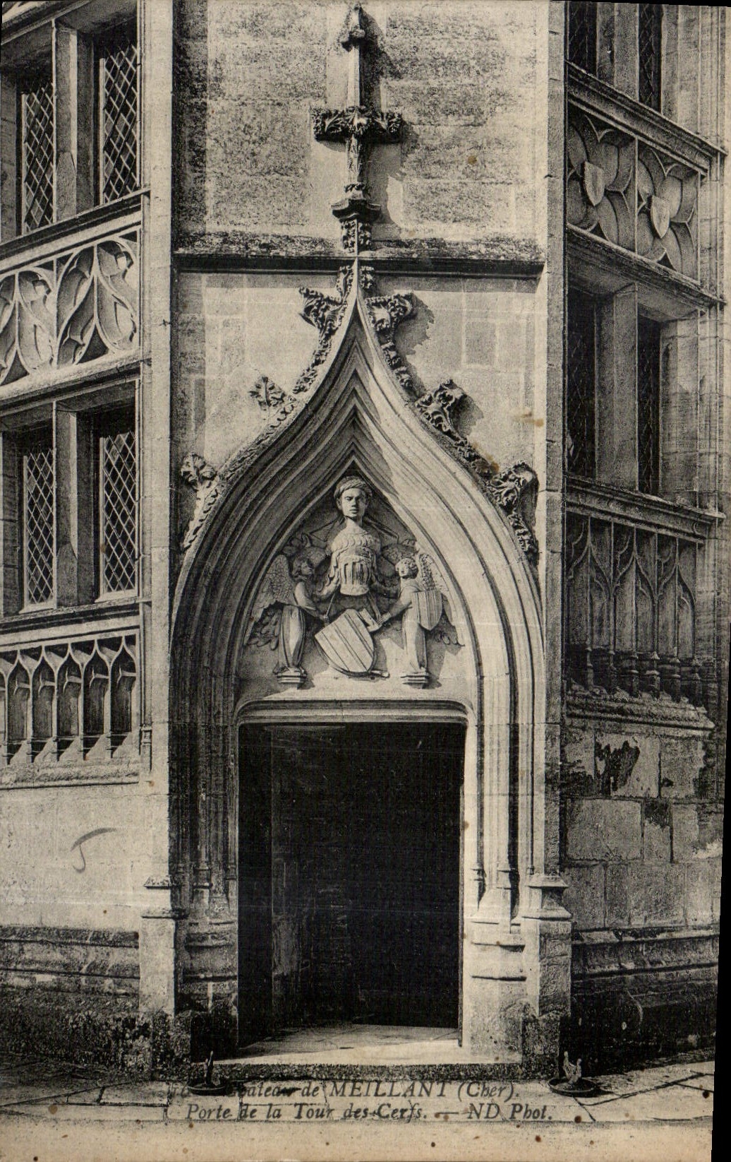 CPA Chateau de Meillant Cher Porte de la Tour des Cerfs 