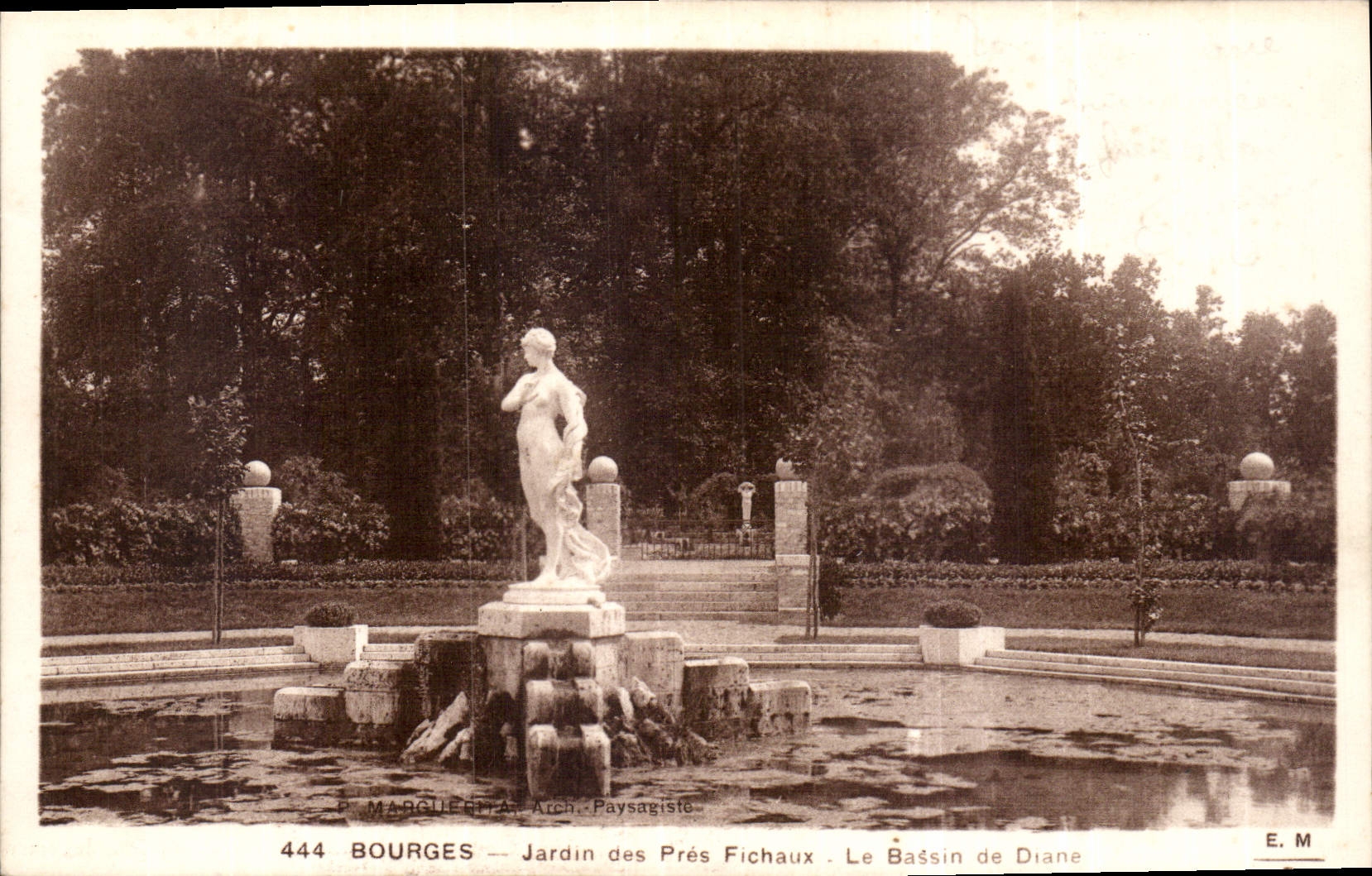CPA Bourges Jardin des Pres Fichaux Le Bassin de Diane 