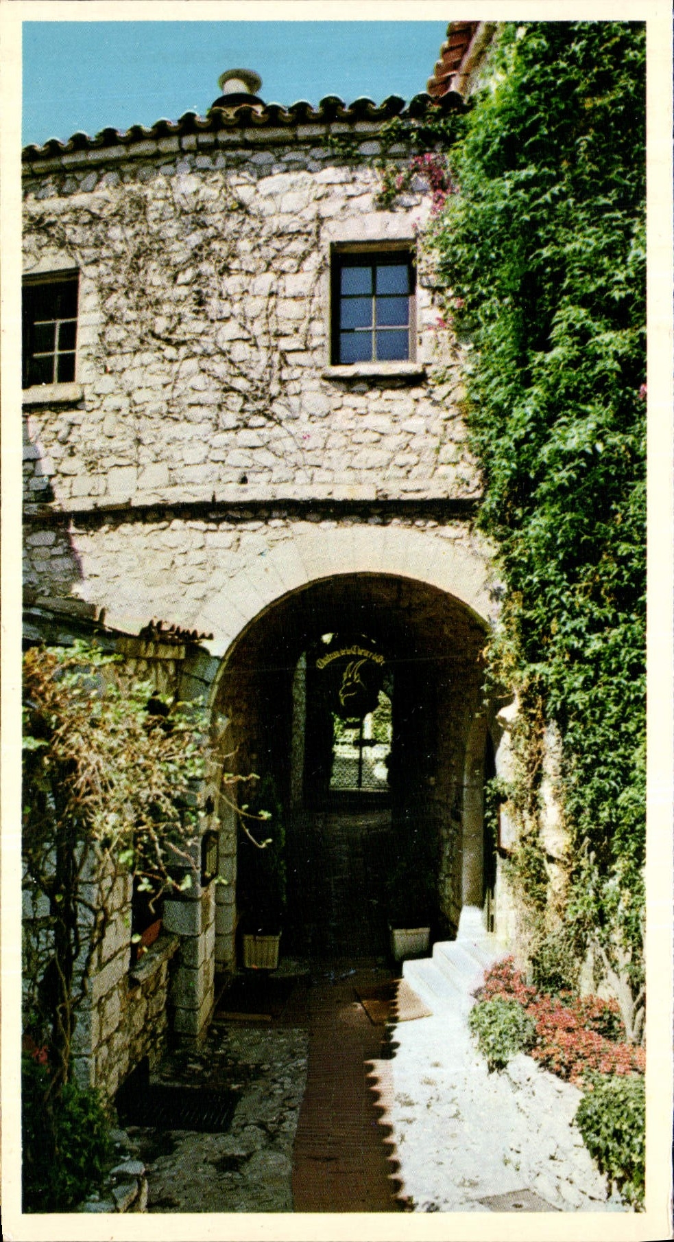 CPM Le Vieux puits et le Chateau de la Chevre d'Or 