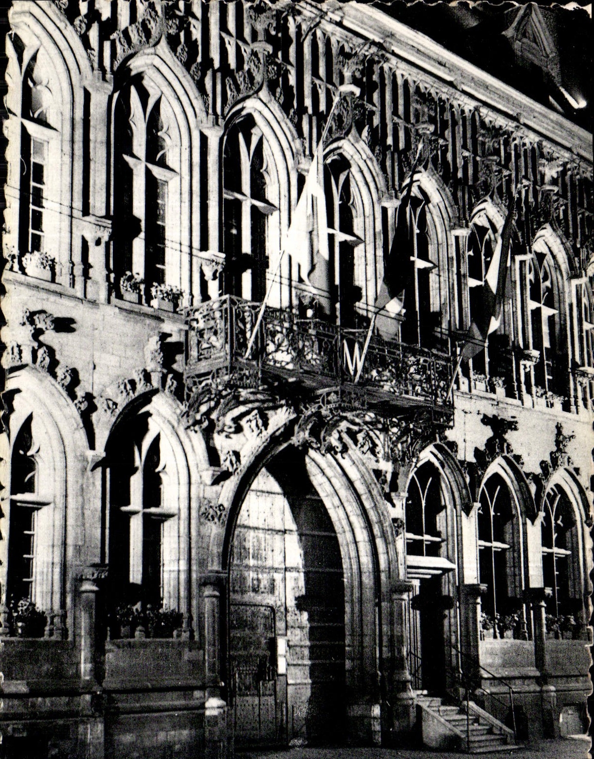 CPM Mons ses Joyeux illumines Facade de l'Hotel de Ville 