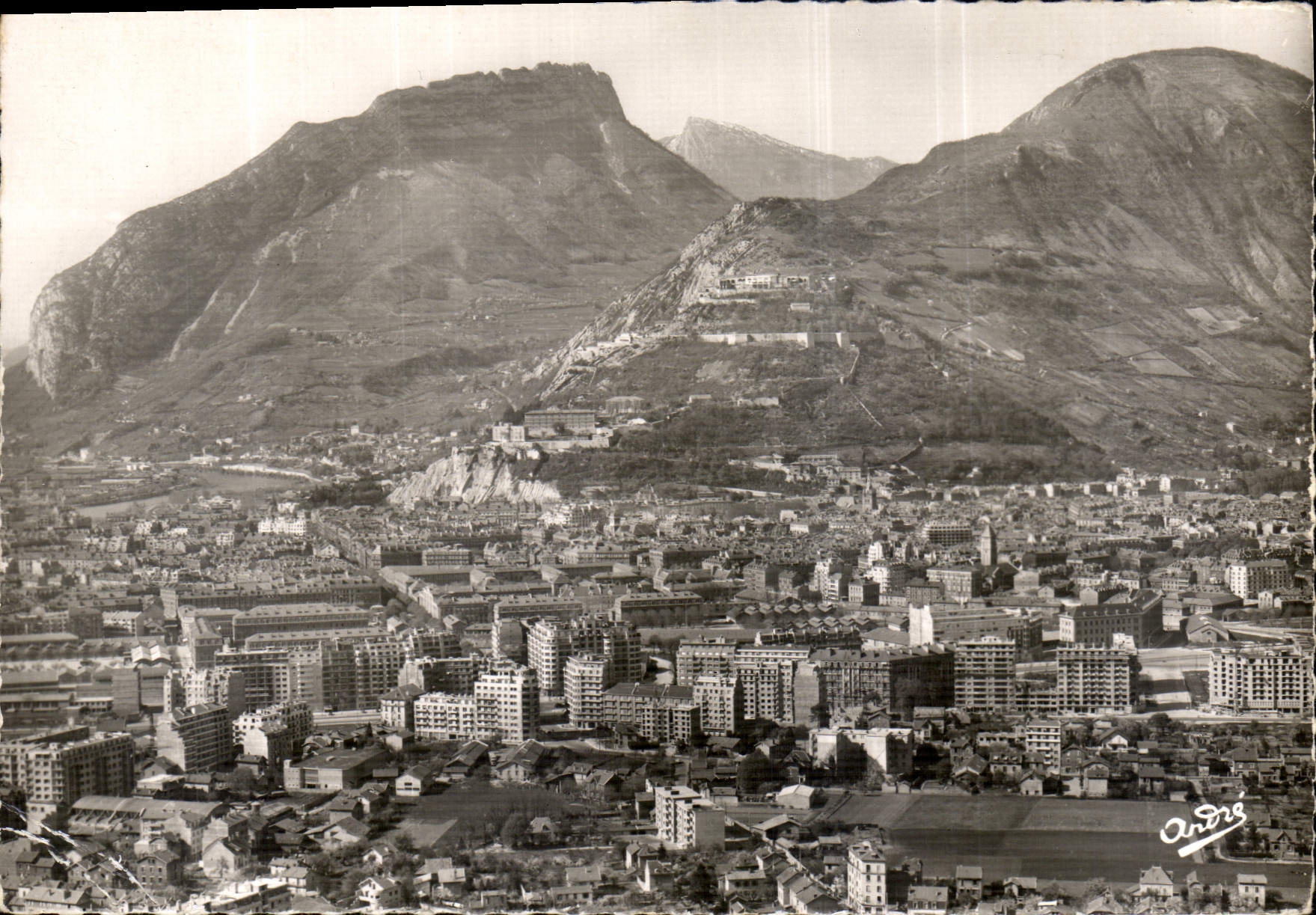Grenoble — Vue prise par le Naron et les Monts de Chartreuse — Édition d'Art Grenoble