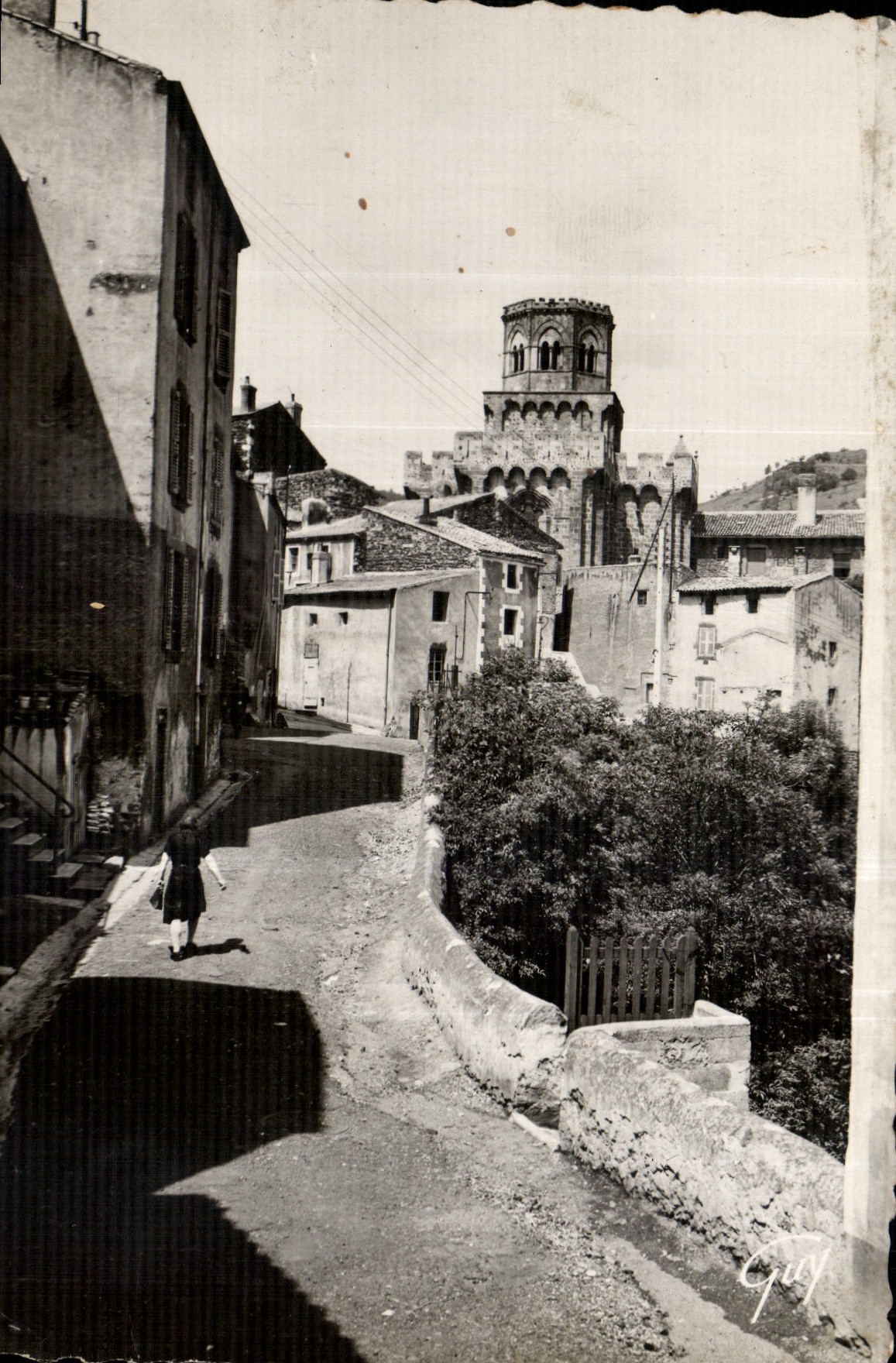CPM Royat P de D Une rue du vieux Royat et l'Eglise St Leger 