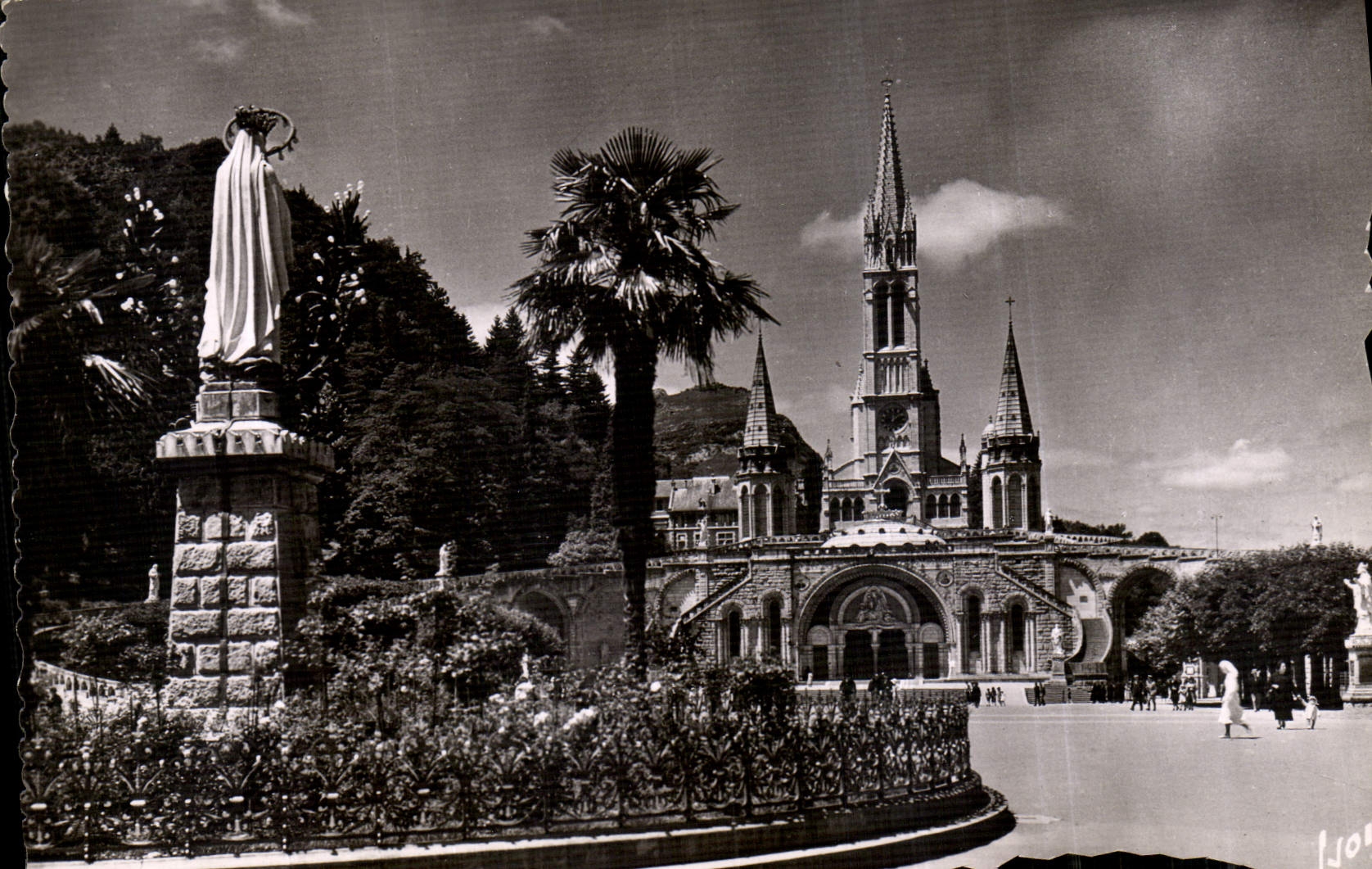 CPM Lourdes Hautes Pyrenees La Basilique 