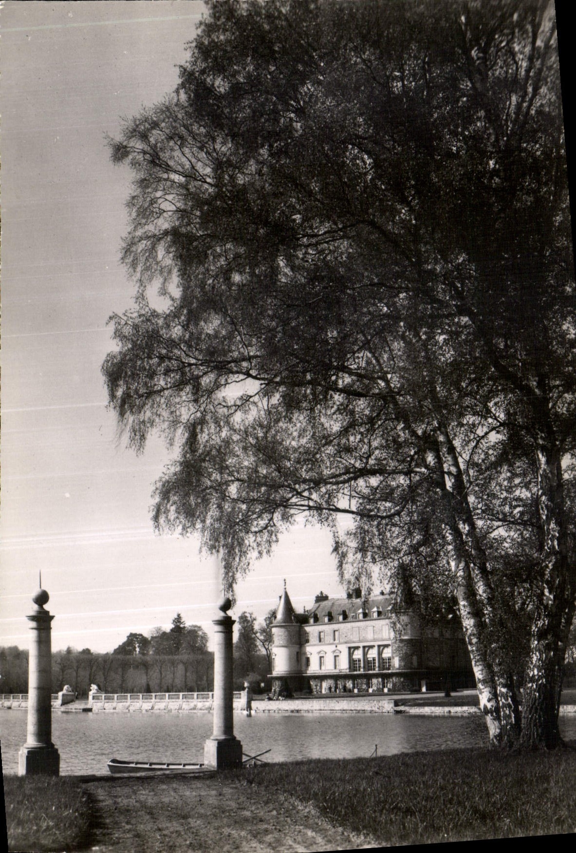 CPM Rambouillet S et O Le Chateau et le Canal 