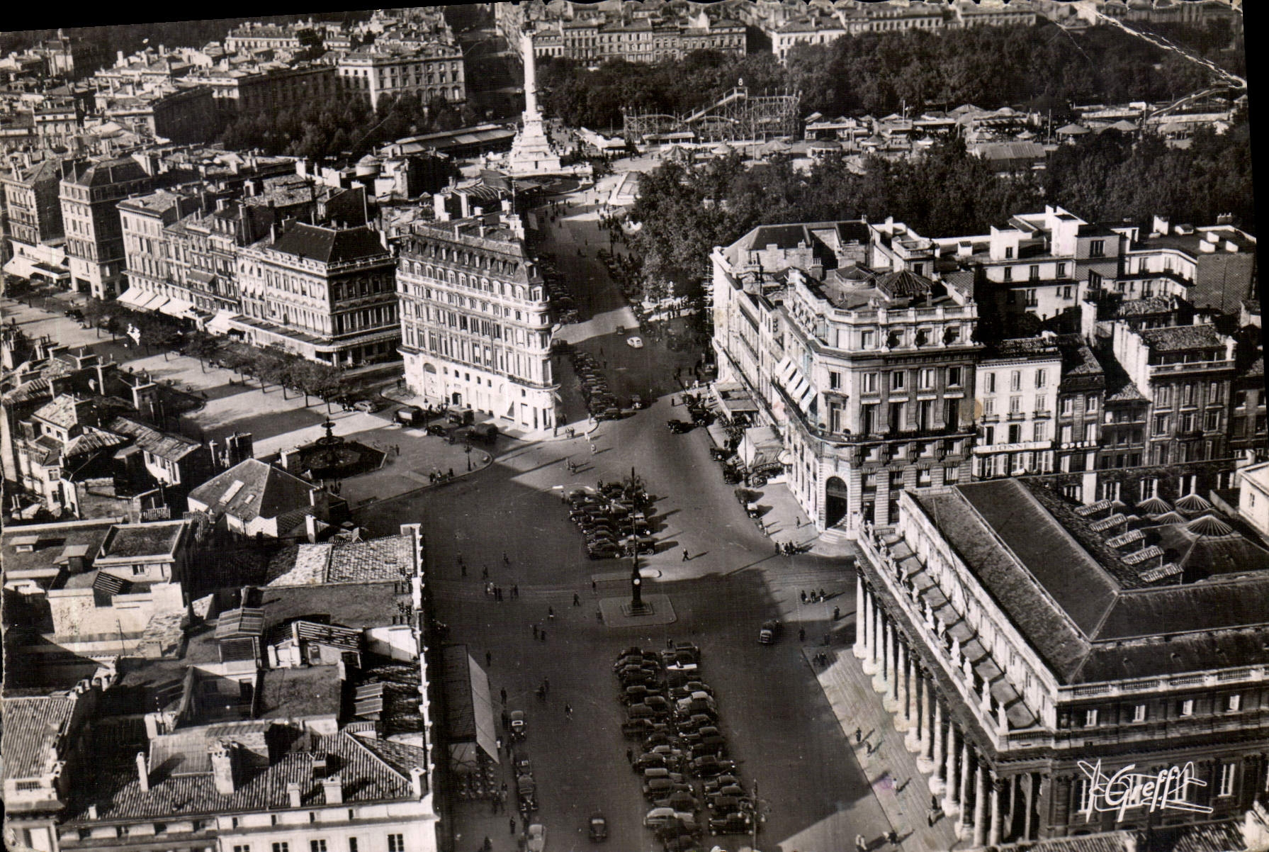 CPM En Guyenne Bordeaux Gironde Vue aerienne Le Theatre et les allees de Tourny 