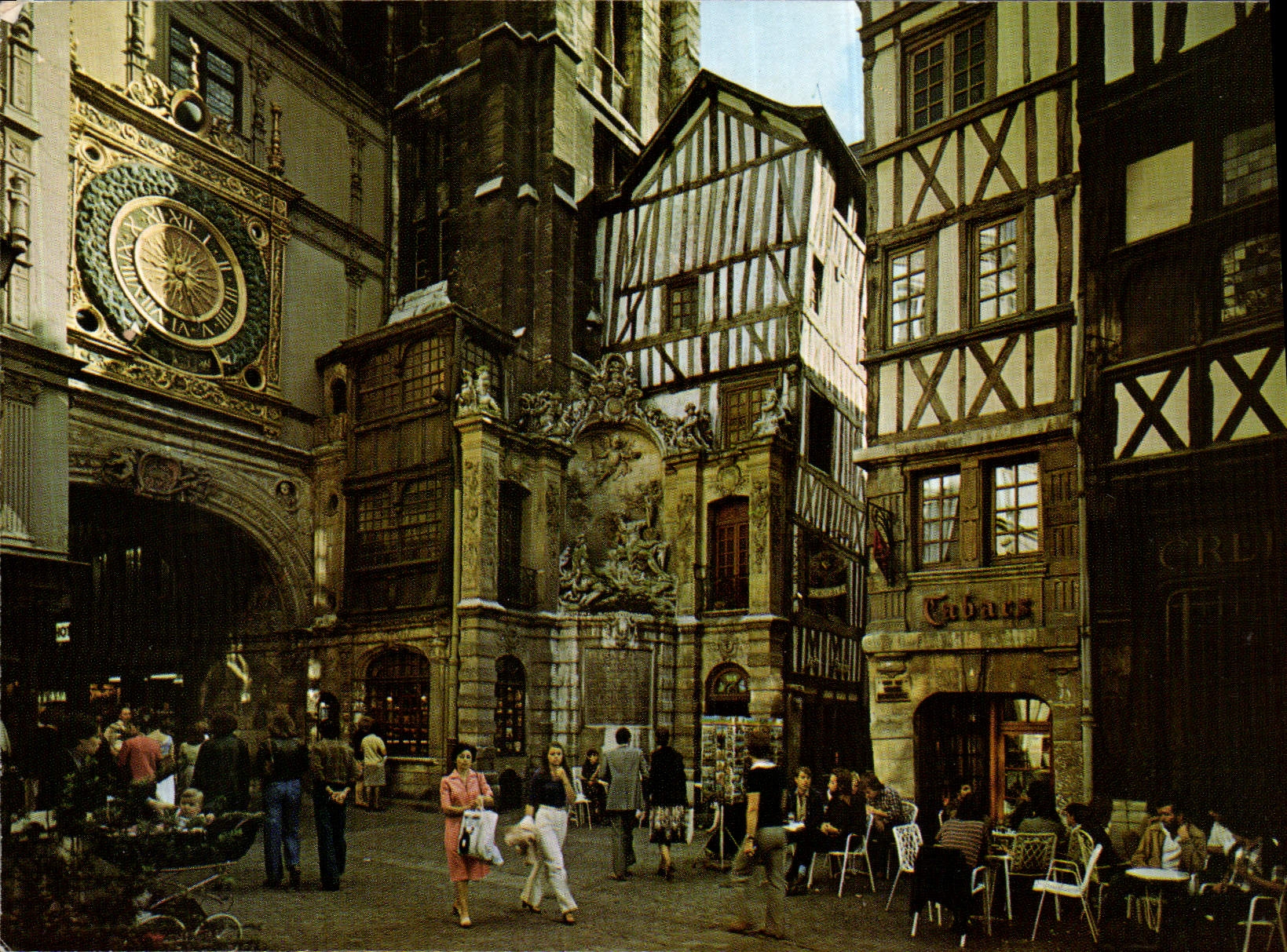 CPM En Normandie Rouen Seine Maritime Le Gros Horloge Monument le plus populaire de Rouen 