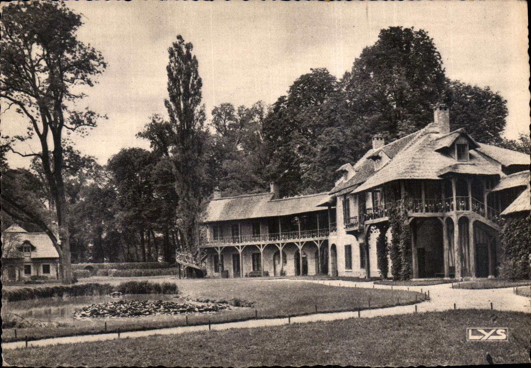 CPM Versailles Hameau de Trianon Maison de la Reine 