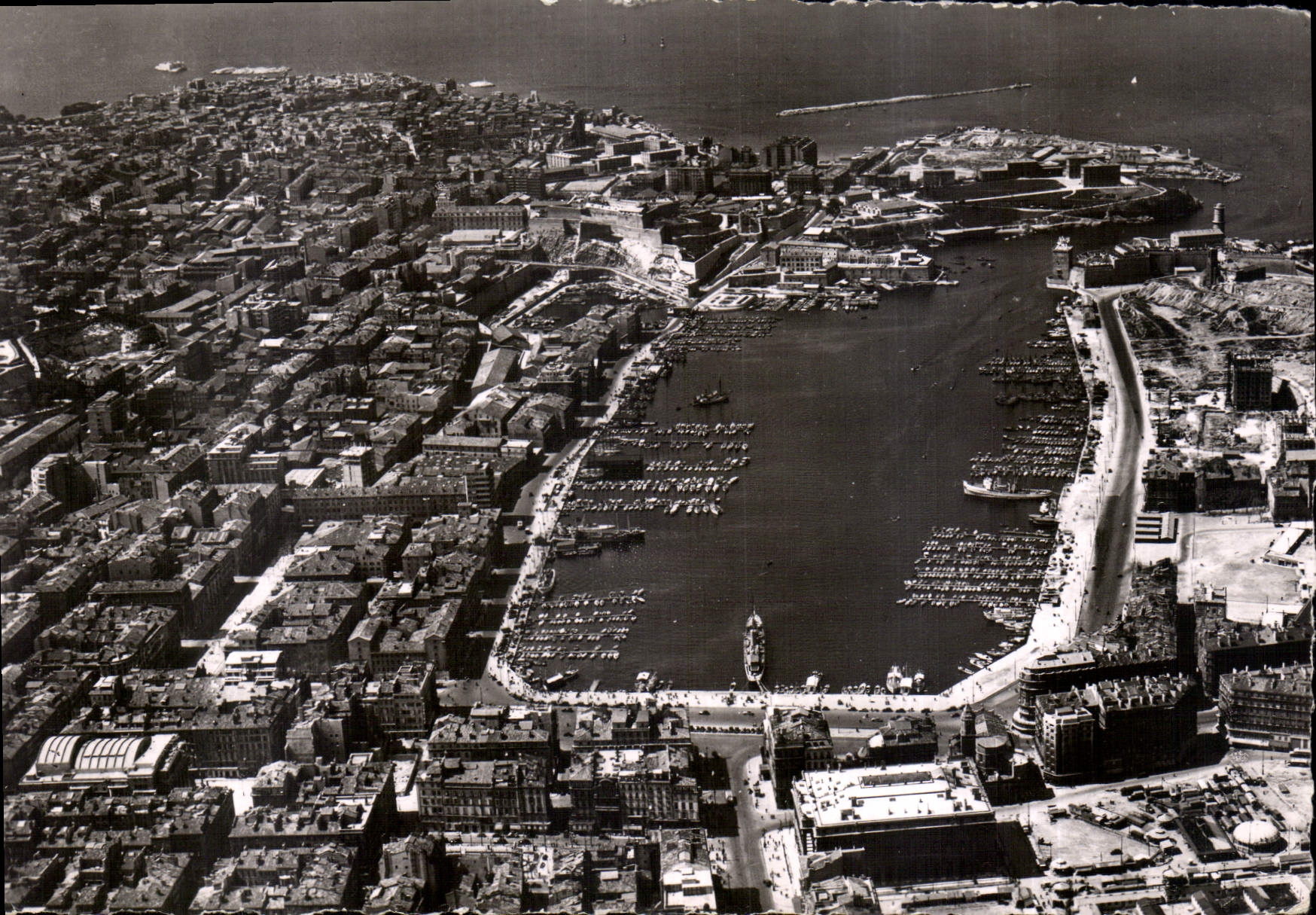 CPM En Provence Marseille Bouches du Rhone Vue aerienne Ensemble du Vieux Port 