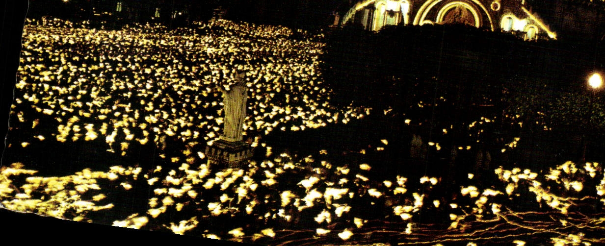 CPM Lourdes Htes Pyr La Procession aux flambeaux 