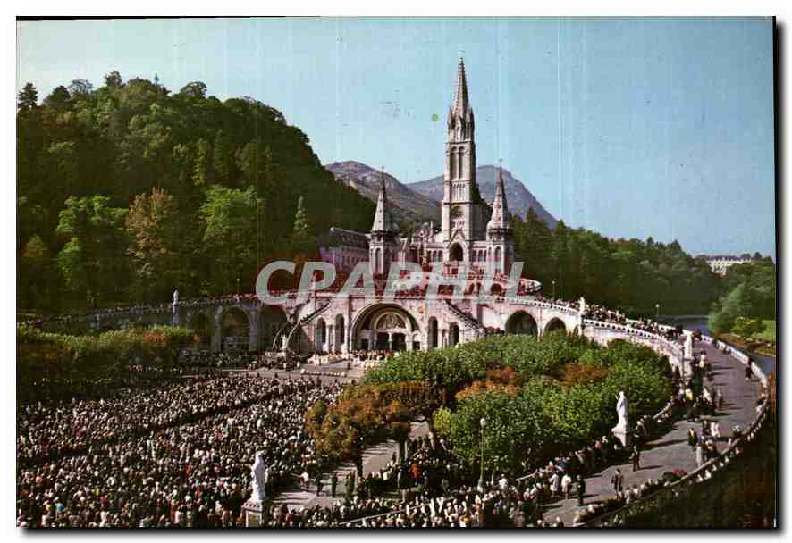 CPM Lourdes Hautes Pyrenees La Basilique et l'Esplanade 