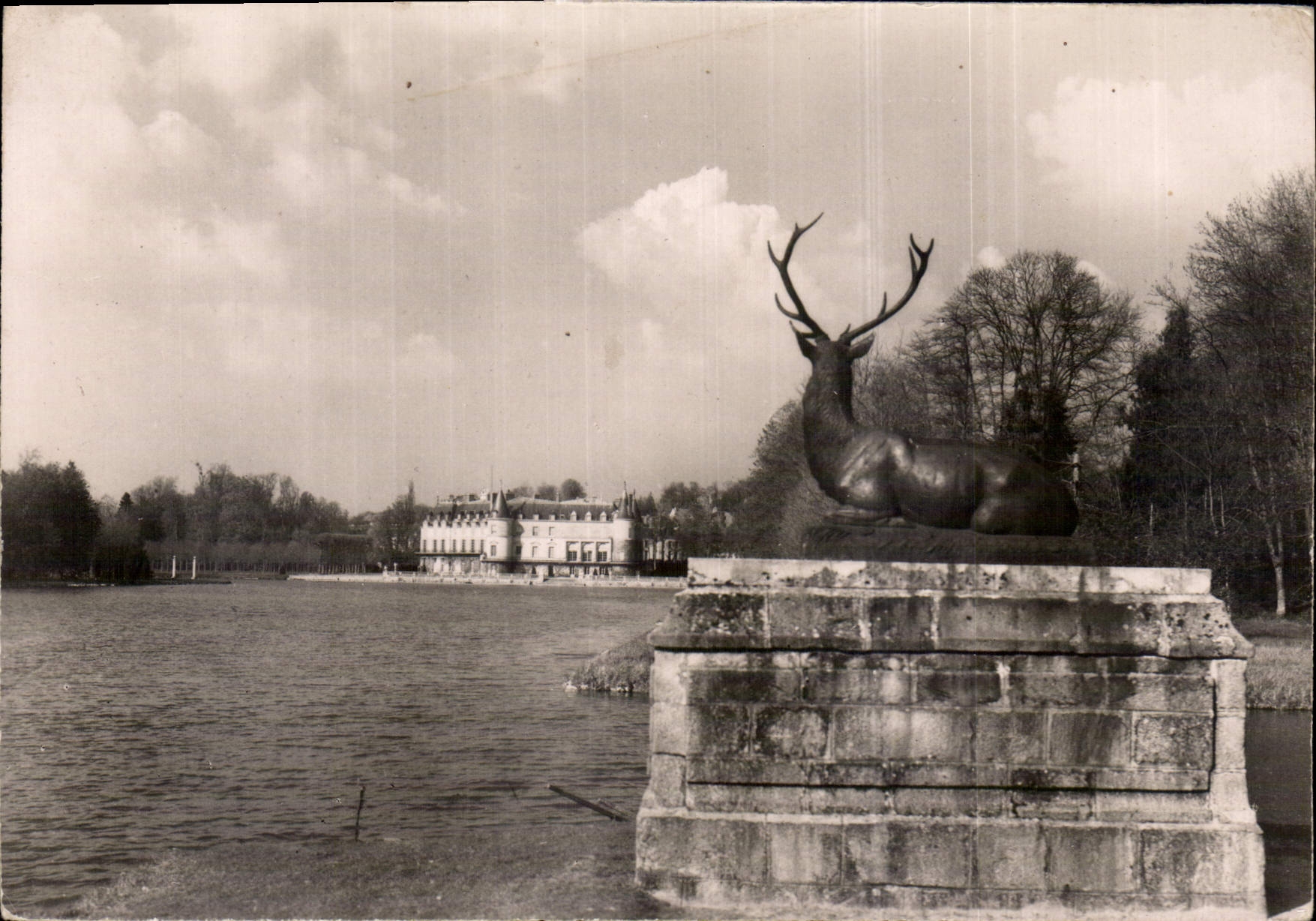 CPM Rambouillet S et O Le Chateau vu du Canal 