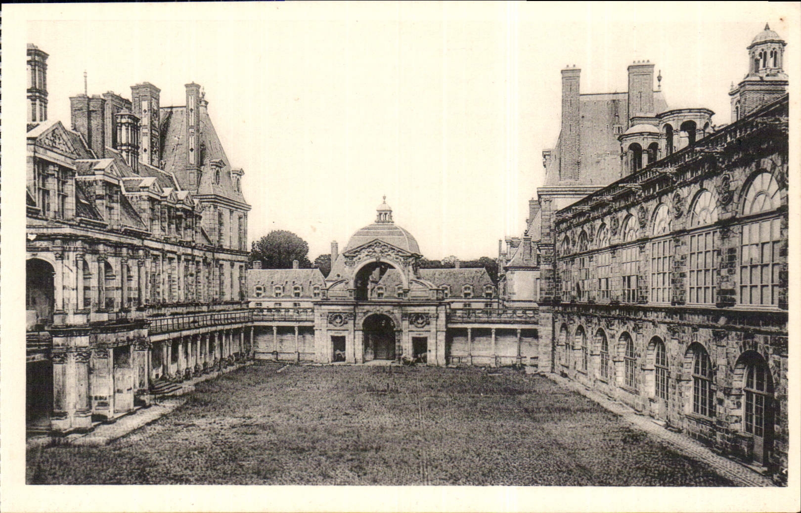 Château de Fontainebleau — La Cour Ovale — CPAPHIL n°38