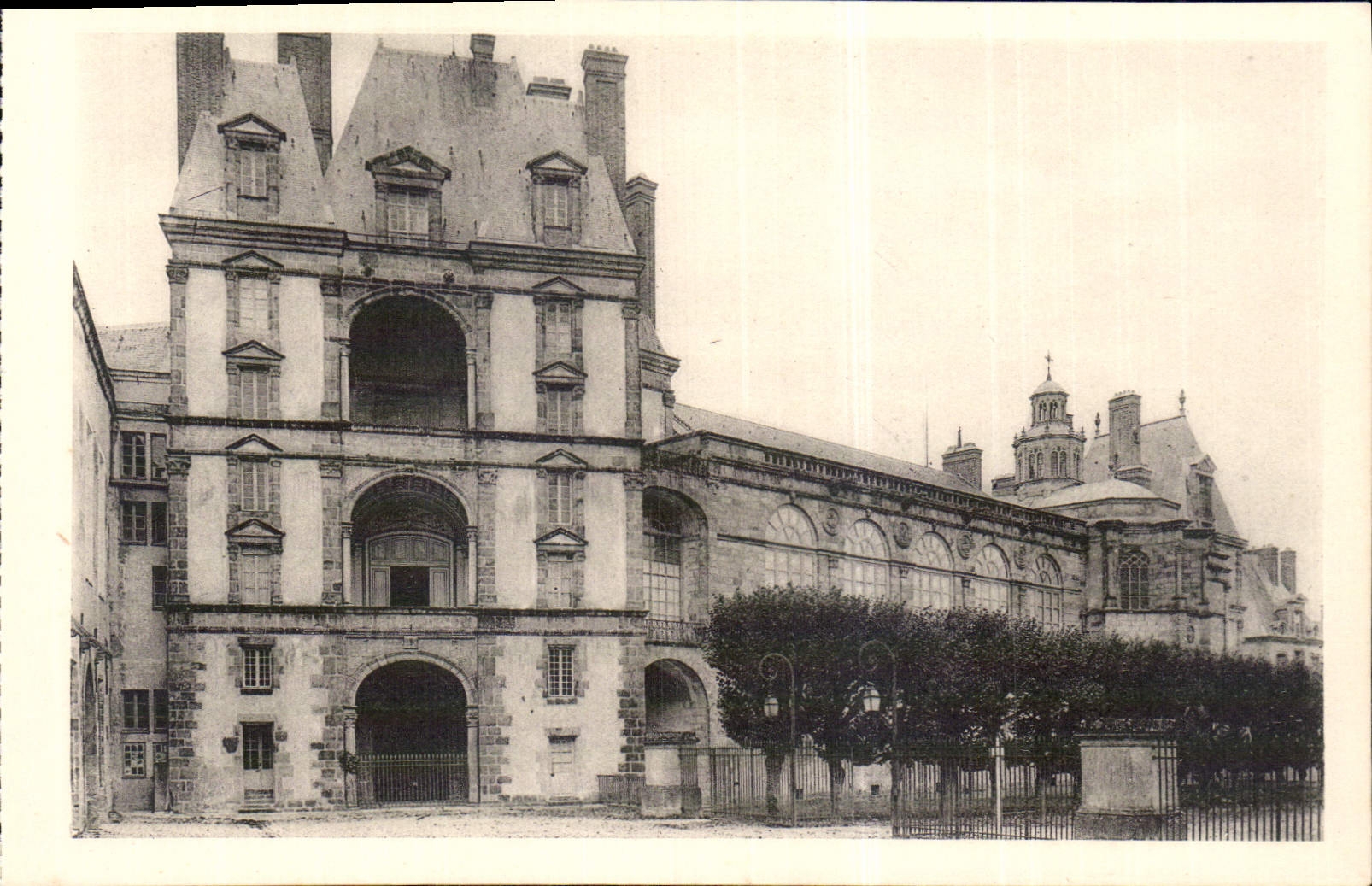 Château de Fontainebleau — La Porte Dorée — CPAPHIL n°140