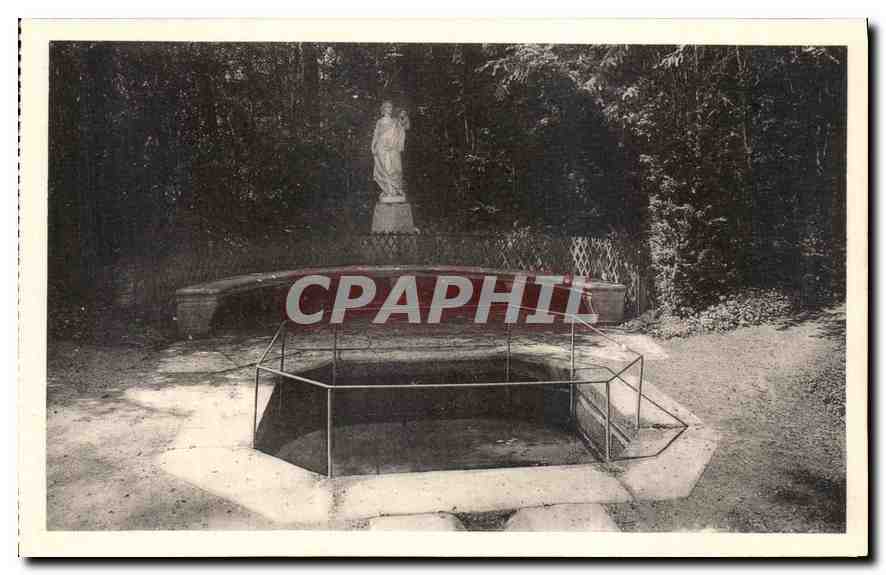 Fuente con la estatua de la Virgen — Castillo de Fontainebleau — Editor: Carte Postale