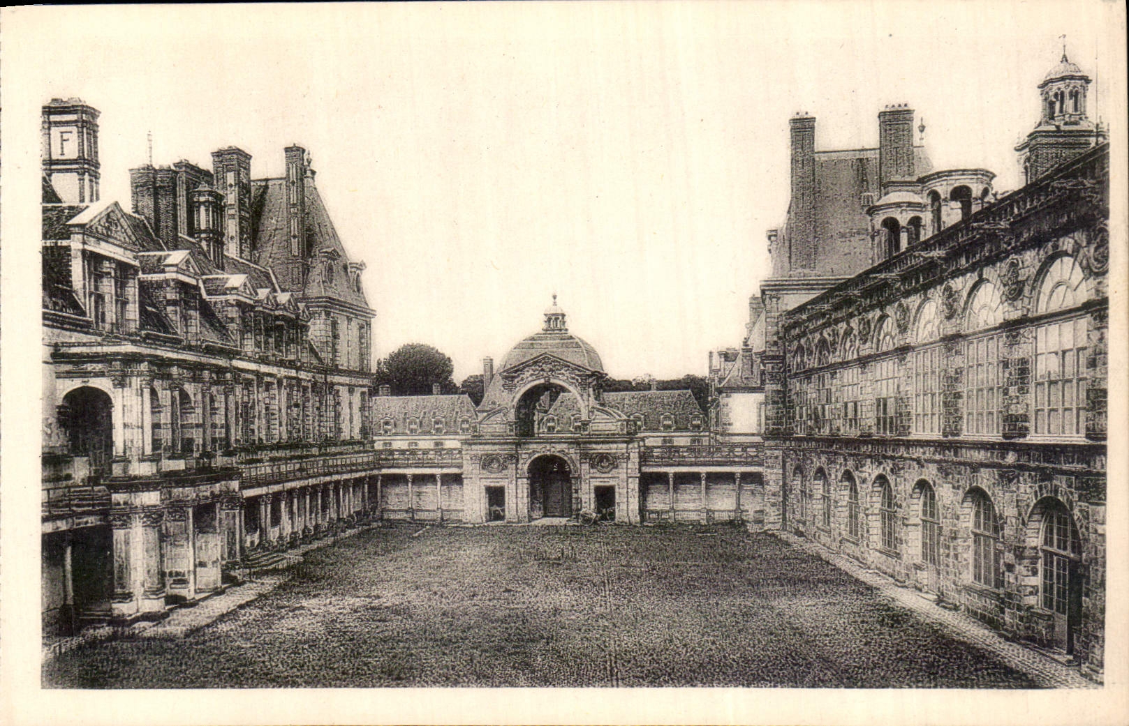 Schloss Fontainebleau — La Cour Ovale — Édition des Musées Nationaux n°38