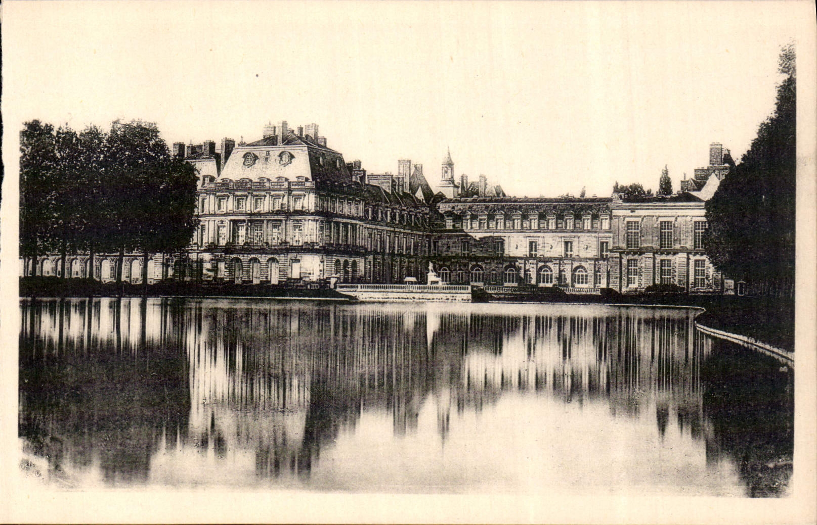 Schloss Fontainebleau — Ansicht über das Wasserbecken — Edition des Musées Nationaux n°141