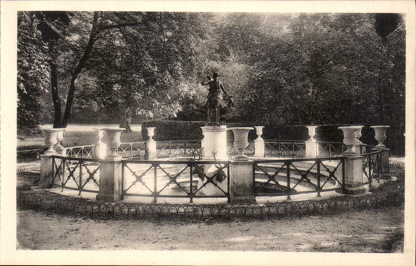 Fontaine de Diane — Château de Fontainebleau — Édition des Musées Nationaux n°45