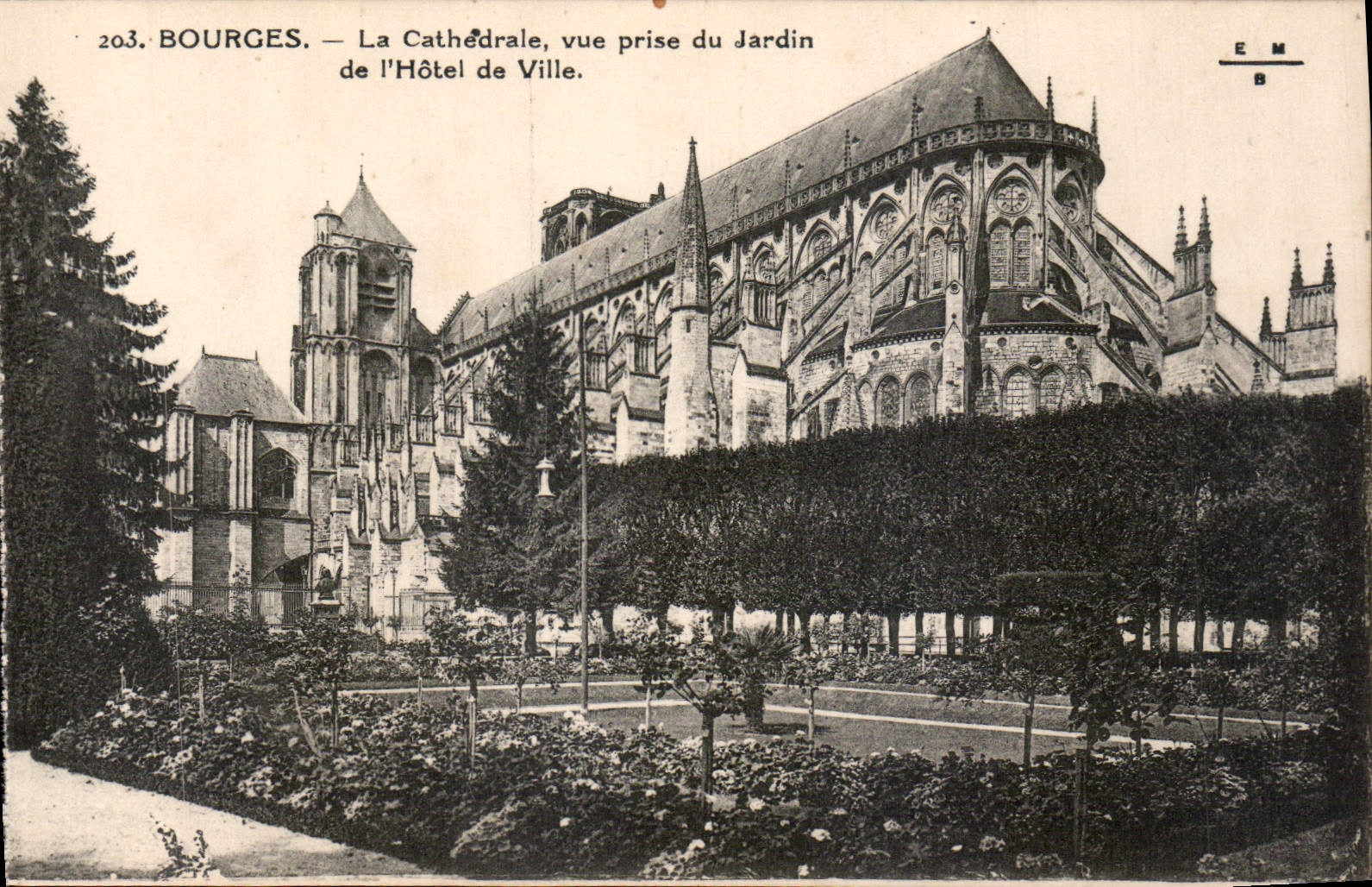CPA Bourges La Cathedrale vue prise du Jardin de l'Hotel de Ville 
