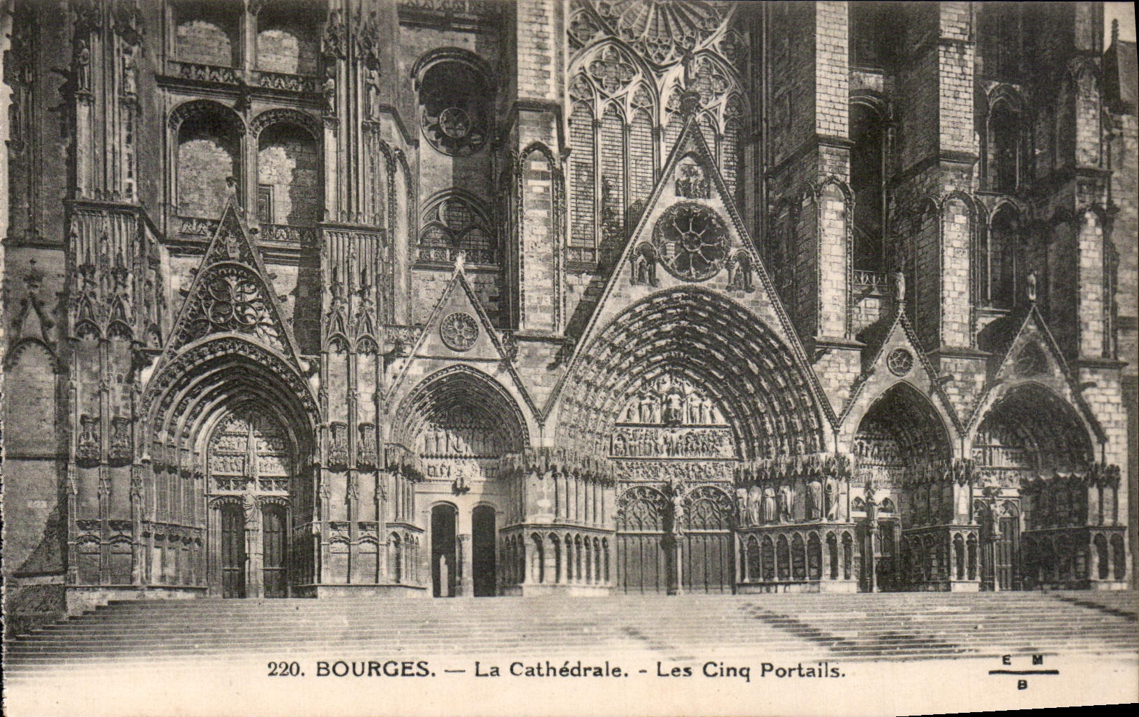 CPA Bourges La Cathedrale Les Cinq Portails 