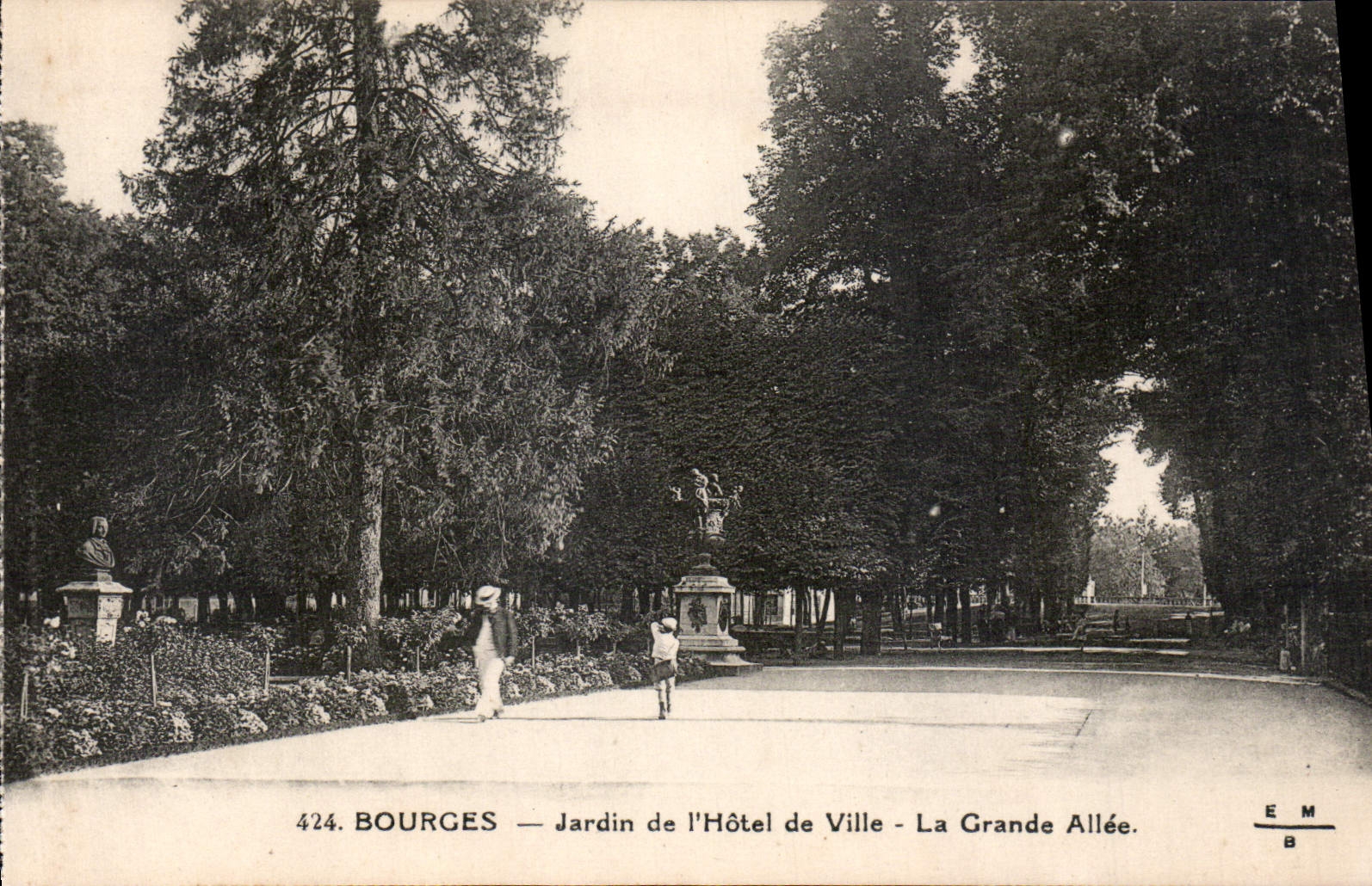 CPA Bourges Jardin de l'Hotel de Ville La Grande Allee 