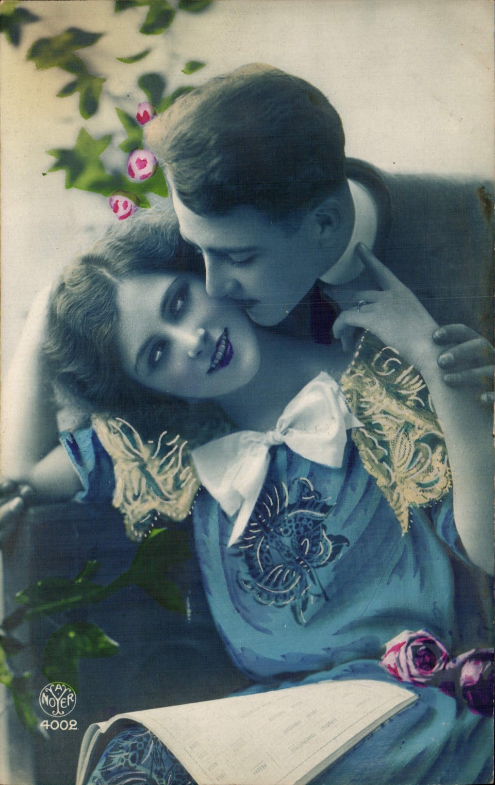 Amour romantique — couple enlacé sous rosiers — Noyer, n° 4002 - Recto