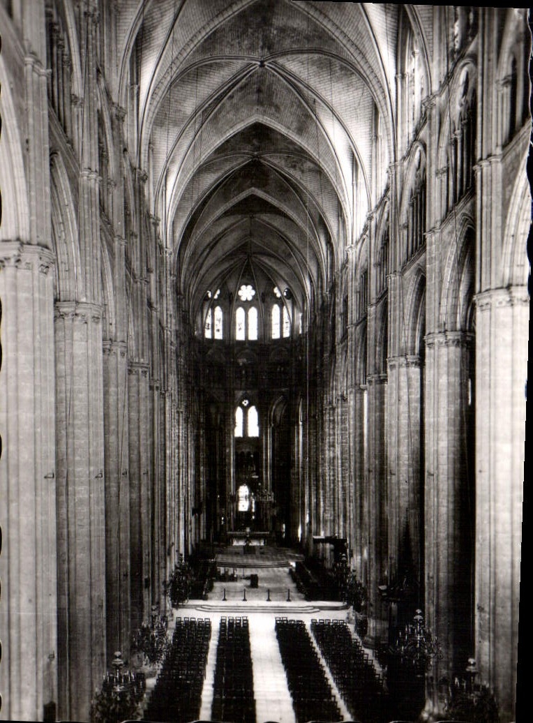 CPM Cathedrale St Etienne de Bourges Cathedrale St Etienne la Nef vue vers le Choeur 
