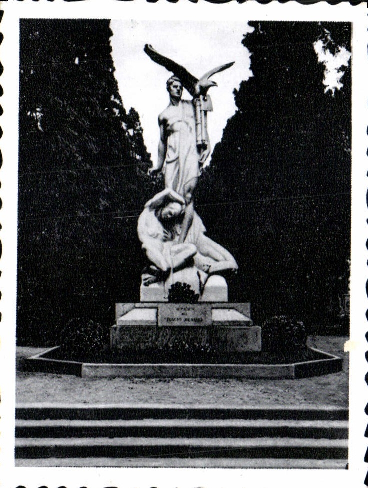 CPM Milano Cimitero Monumentale Monument aux Fascites Tombes pour la Patrie Scupt 