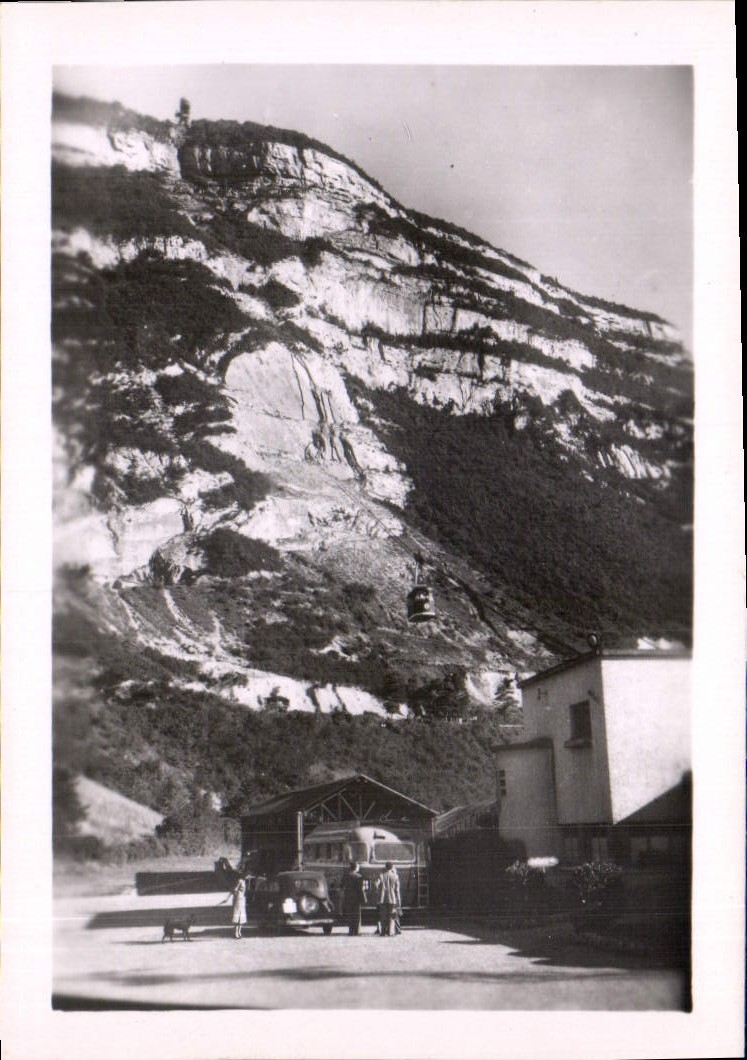 CPM La Gare inferieure du Telepherique et les Fales s du Mont Saleve 