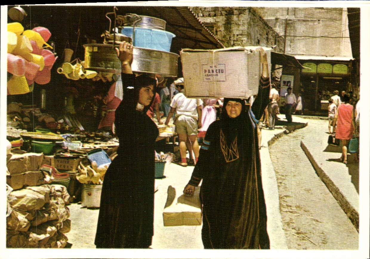 CPA Nazareth Le Marche Vie animee de la rue 