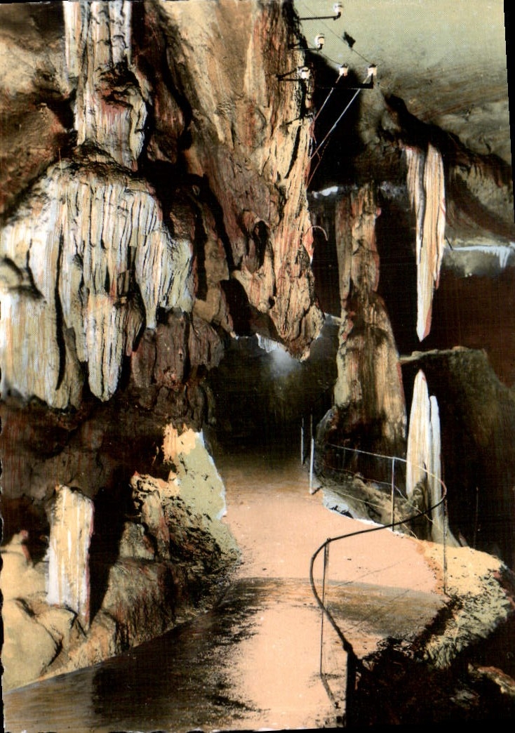 CPM Les Pyrenees Les Grottes de Betharram Le Vestibule 