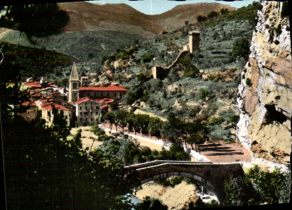Castellane — vue panoramique du village avec église et pont — éditeur CPAPHIL, n° de série non visible
