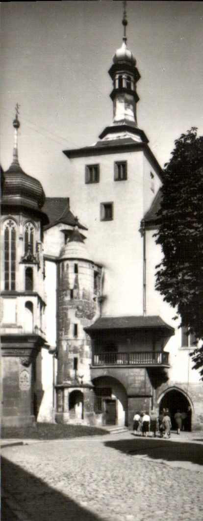 CPM Vlassky dvur byl vybudovan jako goticky hrad s vlastnim opevnenim koneem 13 