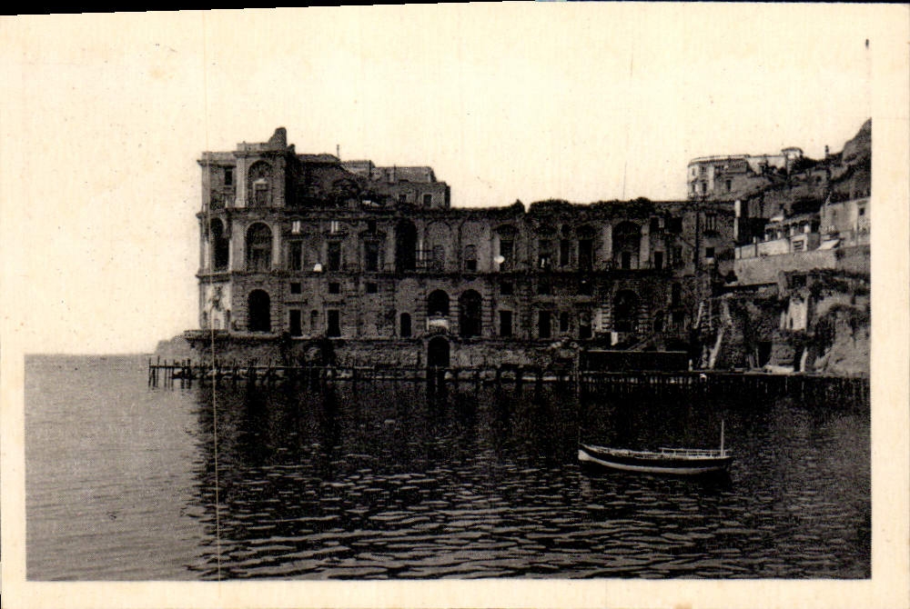 CPM Napoli Palazzo Donn'Anna e pescatori che tirano le reti 